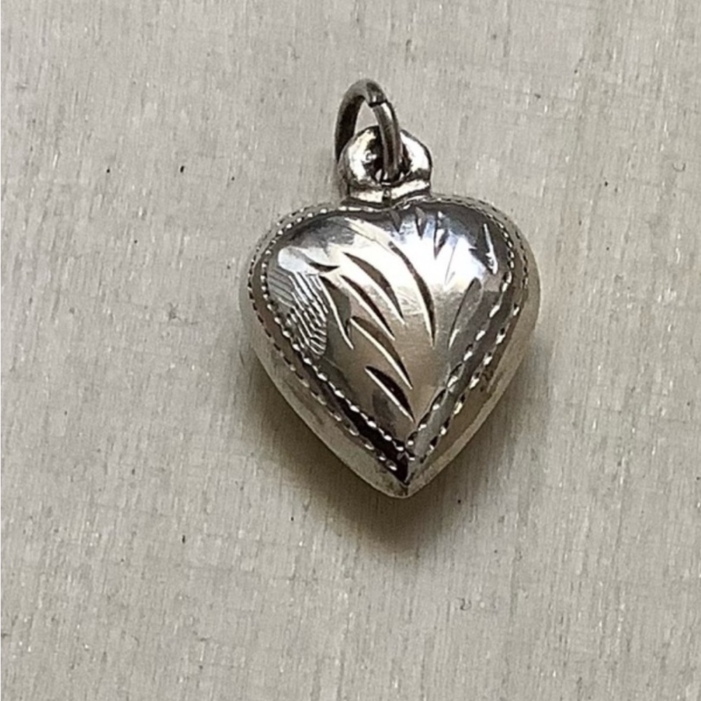 New vintage silver heart puffed engraved hollow pendant charm